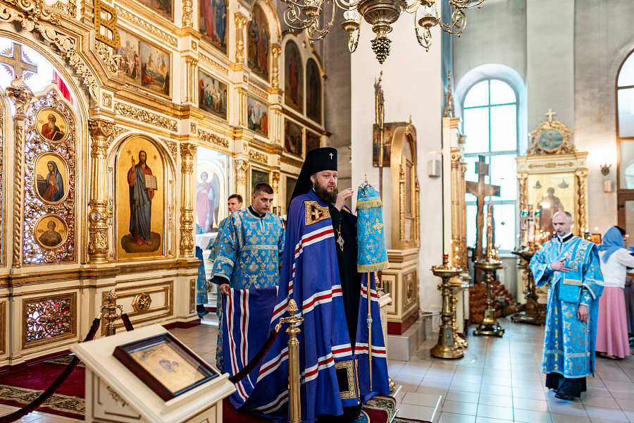 Божественная литургия в Троицком храме села Ваулово м.о. Чехов в день празднования Боголюбской иконы Божией Матери